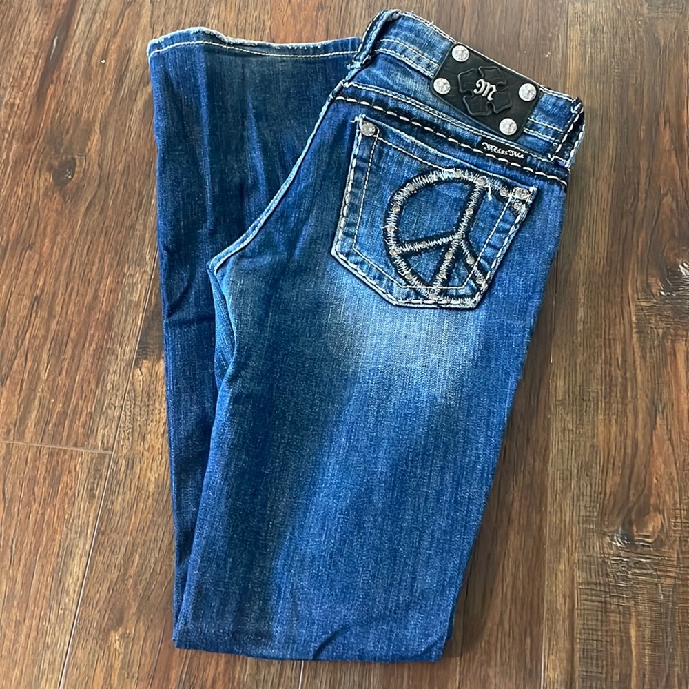 Women’s Miss Me Signature Boot Cut Peace Sign Embroidered Bling JY5091B3V Sz 26